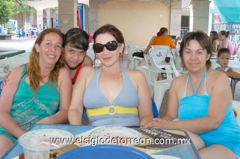 29072010 Licha, Ana Luisa, Lulú y Nena Velasco.