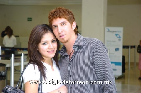 29072010 Distrito Federal. Cecy Herrera se despidió de su novio Cristóbal Rodríguez, para vacacionar.