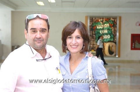 29072010 Viajero. Guillermo Diez y su esposa Pily acudieron a recibir a su hijo Fernando.