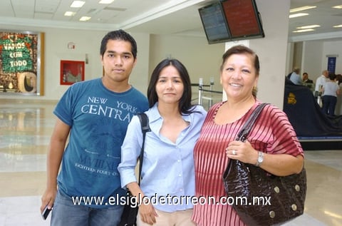 29072010 Tuxtla. Omero Villa, Alma Valdivia e Hilda Espinoza, se disponen a disfrutar de unas merecidas vacaciones.