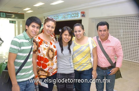 29072010 Cancún. Gerardo Daniel, Martha Eugenia, Luisa Fernanda, Paola Alejandra y Gerardo.