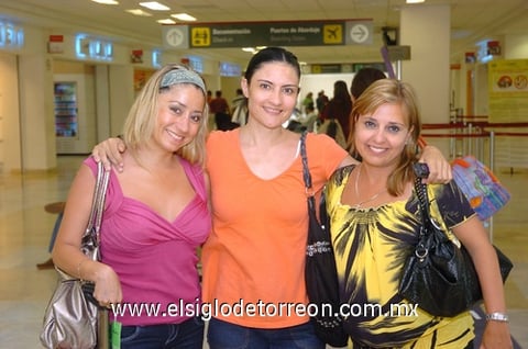 29072010 Cancún. Carla Pérez, Vero Nava y Luly Guzmán.