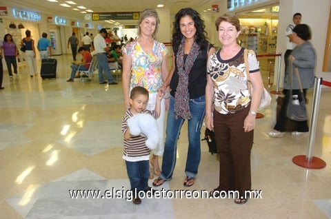 29072010 México. Cuquis Arenas y su hijo Ricardo Romero llegaron a La Laguna y los recibieron Mayela y Luz Villalobos.