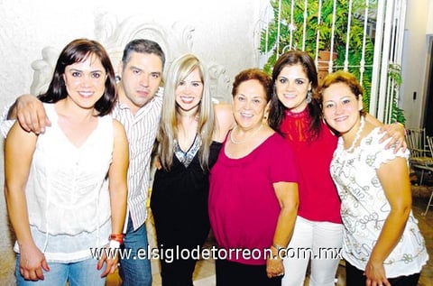 30072010 Señora María del Carmen rodeada por sus hijos.