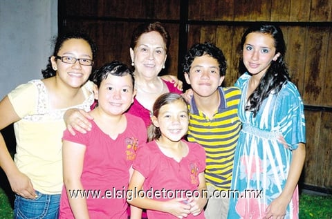 30072010 Señora María del Carmen en compañía de sus nietos.