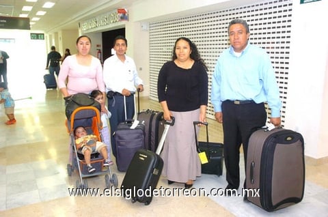 30072010 La Paz. Gerardo, Isela Rivera, Sunem y Eliseo Tamaris llegaron a la ciudad y fueron recibidos por Miguel Coronado y Tomy Rivera.