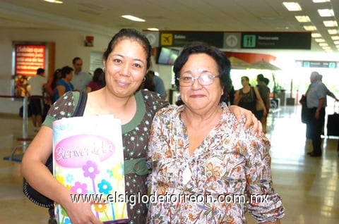 30072010 La Paz. Juanita de Iguera llegó de viaje en plan de vacaciones y la recibió Adriana de la Rosa.