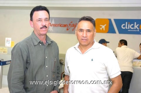 30072010 Ciudad de México. Jesus Álvarez concluyó su viaje y fue despedido por Luis Santollo.