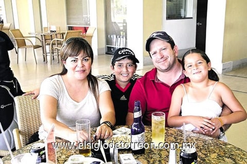 Isabella, Roberto, Rafa y Rocío.
