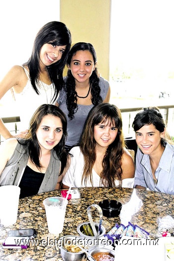 Ely Hernández, Ana Mary Iza, Andrea Niño, Samantha Moreno y Cecy López.