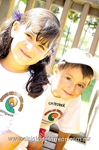Victoria y Cristóbal Grageda Vela, al momento de disfrtutar su curso de verano en El Campestre Torreón.