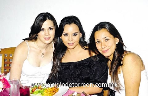 Daniela, Marcela, y Daniela.