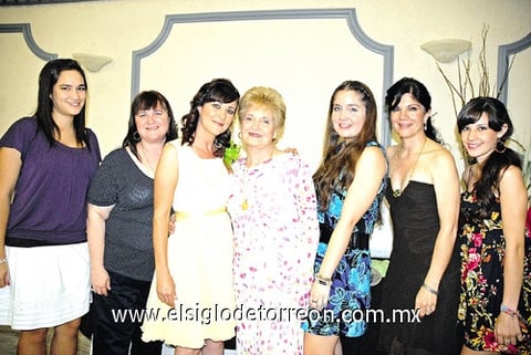 Familiares y amigas de la festejada la felicitaron por tan importante paso que está a punto de dar en su vida.