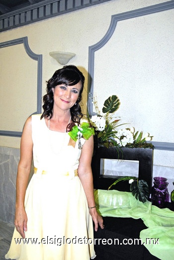 Alejandra Pérez disfrutó de una fiesta prenupcial, pues contraerá nupcias con José Sánchez.