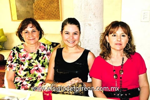 Beatriz Ulloa de Reyes, Betty Reyes de Macías y Miriam del Rivero.