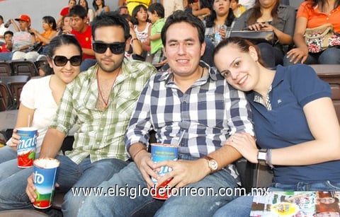 31072010 Disfrutan. Chery Macías, Quique González, Gerardo Palacios y Gaby Ramírez.