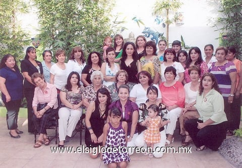 31072010 Muy contenta lucío Adriana Patricia junto a familiares y amigas.