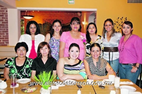 31072010 Lorena Ramírez Vázquez junto a las asistentes a su fiesta de canastilla.