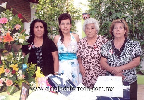31072010 La festejada junto a Patricia López de Medrano, Martha García de Medrano y Socorro Muñoz de Muñoz.