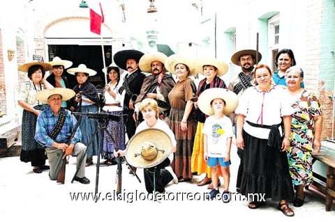 01082010 Asistentes a la visita guiada en el Museo Francisco Villa.