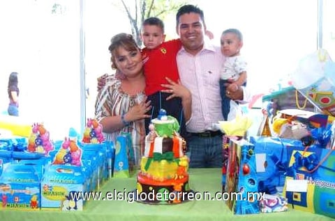01082010 Charbel Antonio junto a sus papás Sres., Ing. Manuel Antonio Martínez Robles y C.P. Yesinia Yolanda Colchado García.