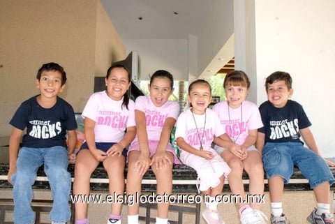 01082010 Andrea, Emilia, Ana Lucía, Pilar, Fer y Andrés.   EL SIGLO DE TORREÓN/ CRISTINA CARRILLO