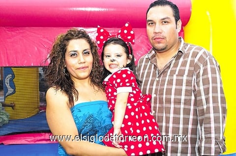 01082010 La pequeña María Fernanda junto a sus papás Sandra Cervantes y Sergio Rojas.