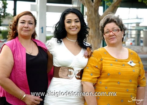01082010 Thalía en compañía de su mamá Sra. Norma Guadalupe Soto Flores y su futura suegra Sra. Ana Luisa Fuente.