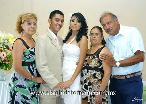01082010 Los festejados en compañía de sus padres: Sra. María del Carmen Hernández Ávila; Sr. Cosme Zamarripa Rico y Sra. Rosa Aguayo Hernández.