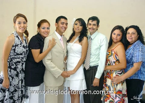 01082010 Lucieron radiantes la feliz pareja en compañía de familiares.