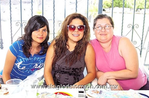 01082010 Alejandra de la Torre, Janet Gómez, Valeria Alvarado.