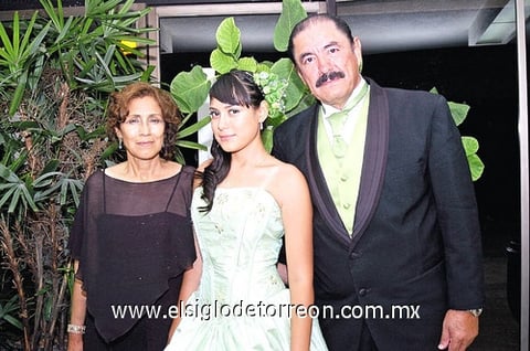 01082010 María Guadalupe García Morquecho junto a sus papás Laura Morquecho Ríos y Sergio Gabriel García Melchor.