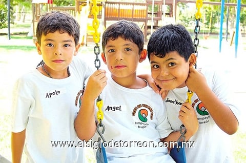 02082010 Apolo, Ángel y Jonathan durante su curso de  verano.