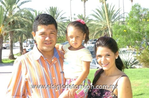 02082010 José Enríquez, Ana Paula Enríquez y Claudia Félix.
