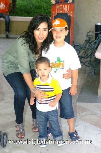 02082010 Claudia de Fernández, Juan Manuel y Nicolás.
