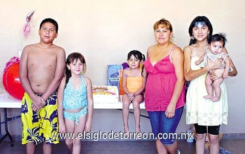 02082010 Ana Karoll junto a su mamá Alejandra Villarreal, Graciela, Horacio, Sara y Génesis Meraz.