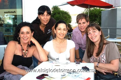 02082010 Se divierten. Fátima Serhan, Estela Serhan de Salmón, Alejandra Serhan Nassar de Reed, Érika Serhan y Consuelo Colón.