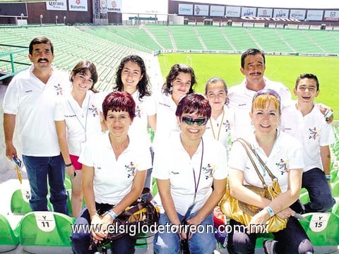 02082010 La familia Villegas Villegas se reunió recientemente en el Territorio Santos Modelo.