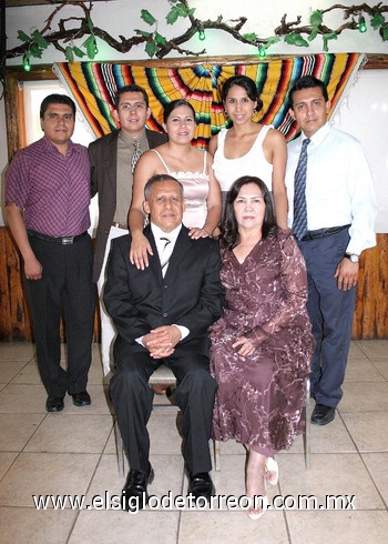 02082010 Fernando Rangel de León y Elena Lara junto a sus hijos Cuauhtémoc, Fernando, América, Aristóteles y Elena.