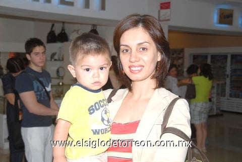 02082010 Mazatlán. El pequeño Fernando Esquivel y Diana Fernández Lucero se fueron a disfrutar de unos dias de sol en la playa.
