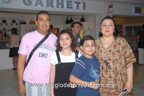 02082010 Ixtapa. Para disfrutar de unas vacaciones viajó la familia Román Morúa.