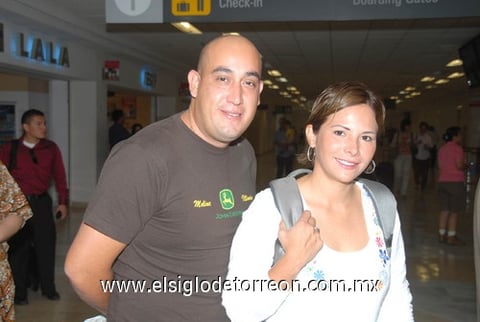02082010 Canadá. En plan de trabajo viajaron Luis Tapia Vega y Brenda Khirey Yumibe Cruz.