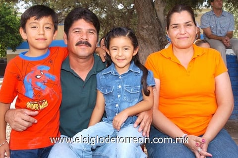 03082010 José Sánchez, Guadalupe de Sánchez, Jorge y Natalia Vargas.