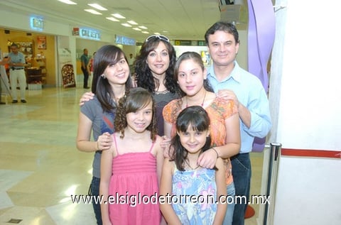 03082010 Sudáfrica. Jorge Mario Campos fue despedido por su esposa Luly de Campos y sus hijas Andrea, Sandra, Valeria y Daniela.