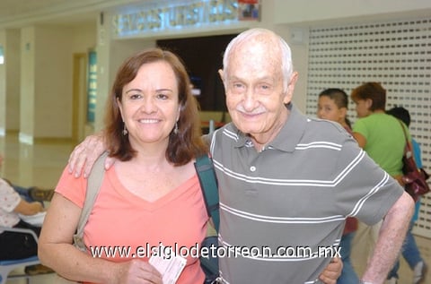 03082010 Ciudad de México. Guadalupe Zermeño fue despedida por su papá René Zermeño.