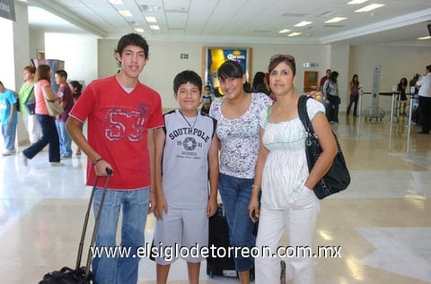 03082010 Sala de espera. Pedro, Pablo, Ale y Olga.