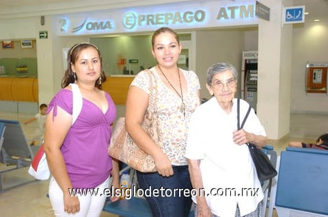 03082010 La Paz. Beatriz Borques fue despedida por Azucena Franco y Carolina Núñez.