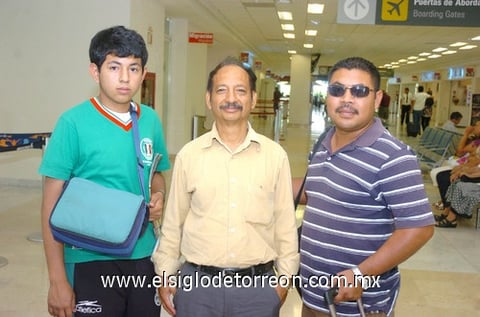03082010 Cancún. David y Esequiel Ramírez fueron despedidos por Érick Torres.