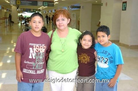 03082010 Sala de espera. Jorge, María Elena, Carolina y Christopher Chavarría.