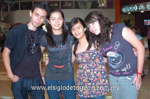 04082010 Natalia Dillman, Pao y Susana Canano, y Gabriel Sanz.